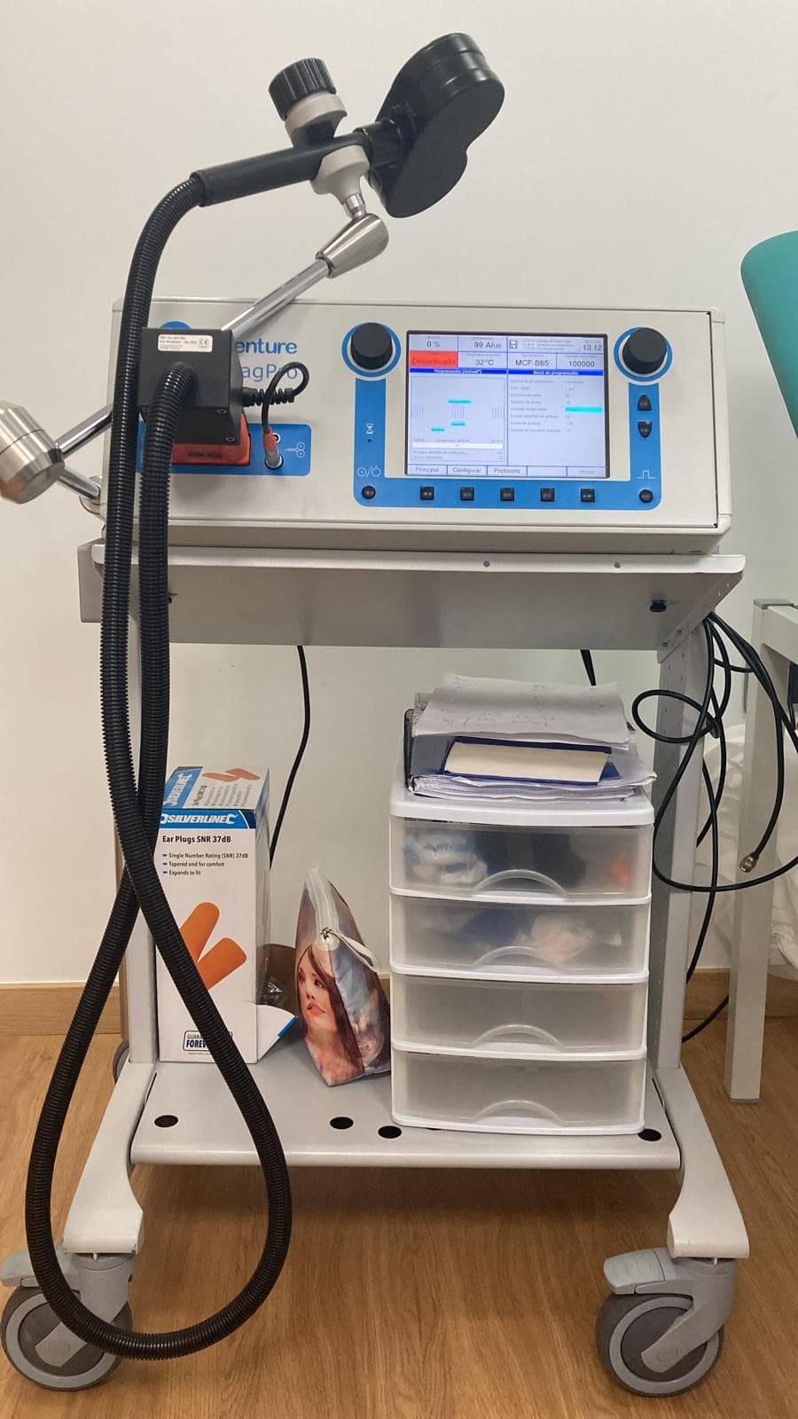 Consola digital de neuroestimulación con parámetros de frecuencia y umbral motor